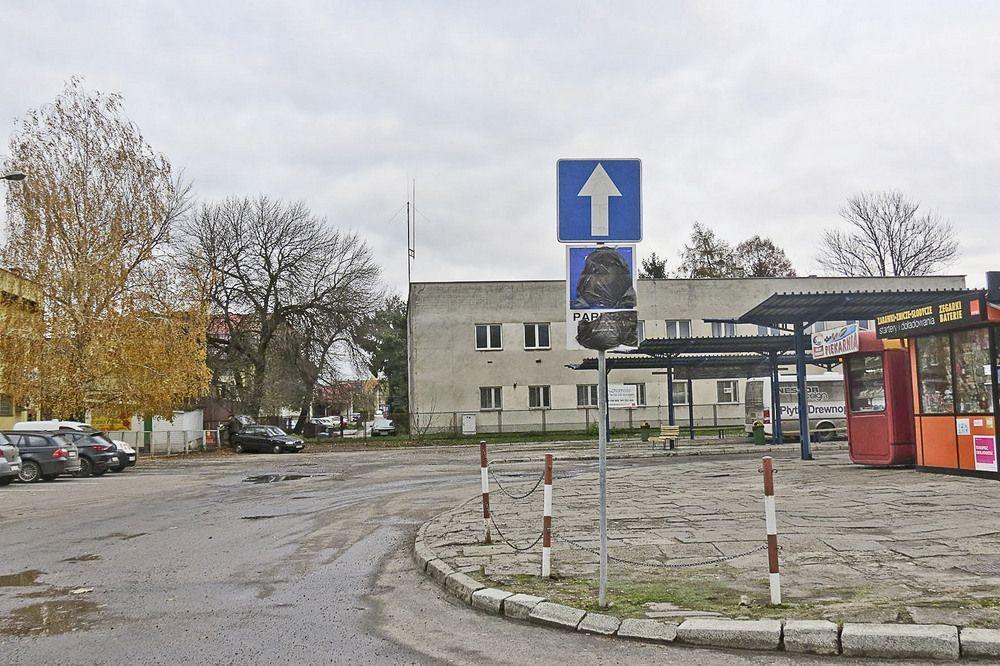 Tabliczka informująca o płatnym parkingu została zasłonięta.<br/>fot.Barbara Chmura