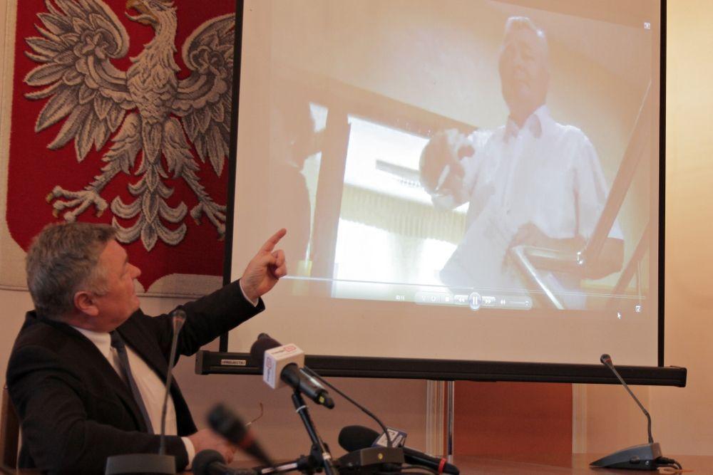 M. Ryznar przypomniał na konferencji, że był wcześniej filmowany przez skarżącego w różnych sytuacjach. Również w takich, które trudno uznać za związane z pełnieniem funkcji wójta.<br/>fot.Roman Kijanka
