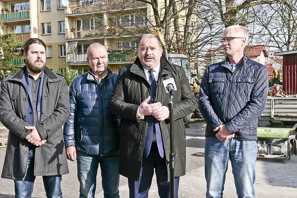 Burmistrzowi Jarosławia Waldemarowi Paluchowi na piątkowym spotkaniu towarzyszyli Piotr Marmuźniak, przewodniczący Rady Dzielnicy nr VI (pierwszy z lewej), Zbigniew Dąbrowski, szef Rady Dzielnicy nr II (drugi od lewej) oraz Sebastian Kogut, przewodniczący Rady Dzielnicy nr V (pierwszy z prawej).<br/