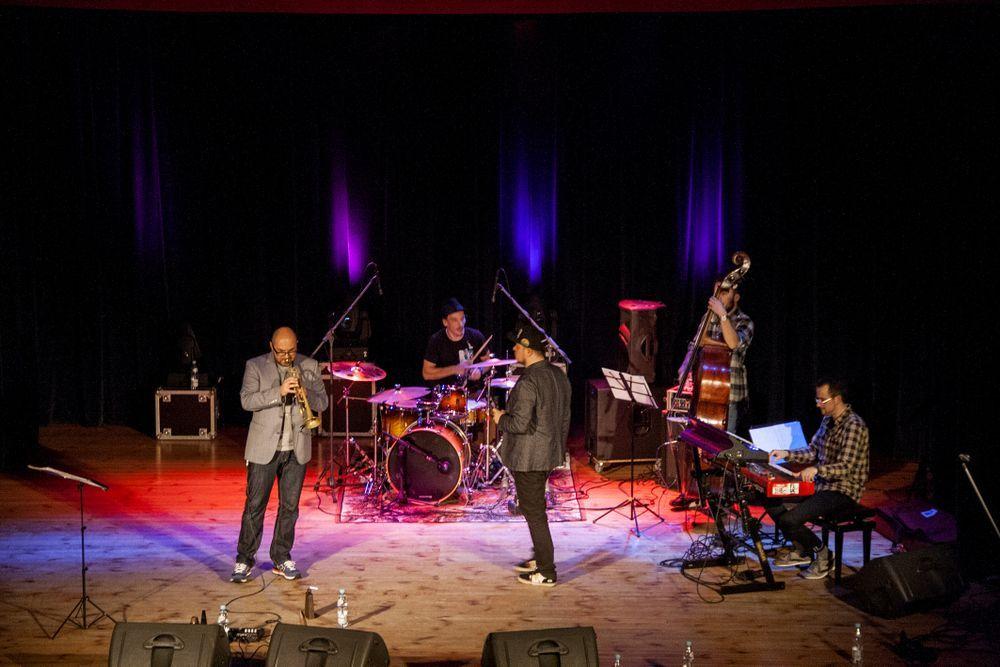 Na scenie Miejskiego Domu Kultury wystąpili raper Eskaubei & Tomek Nowak Quartet.  <br/>fot.Marcin Materniak