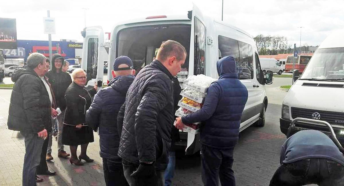 Dwa busy załadowane zostały zniczami po sam dach.<br/>fot.ze zbiorów własnych