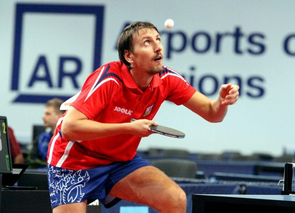 Dmitrij Prokopcov przegrał w trzech wyrównanych setach z Singapurczykiem Ning Gao<br/>fot.www.ping-pong.cz