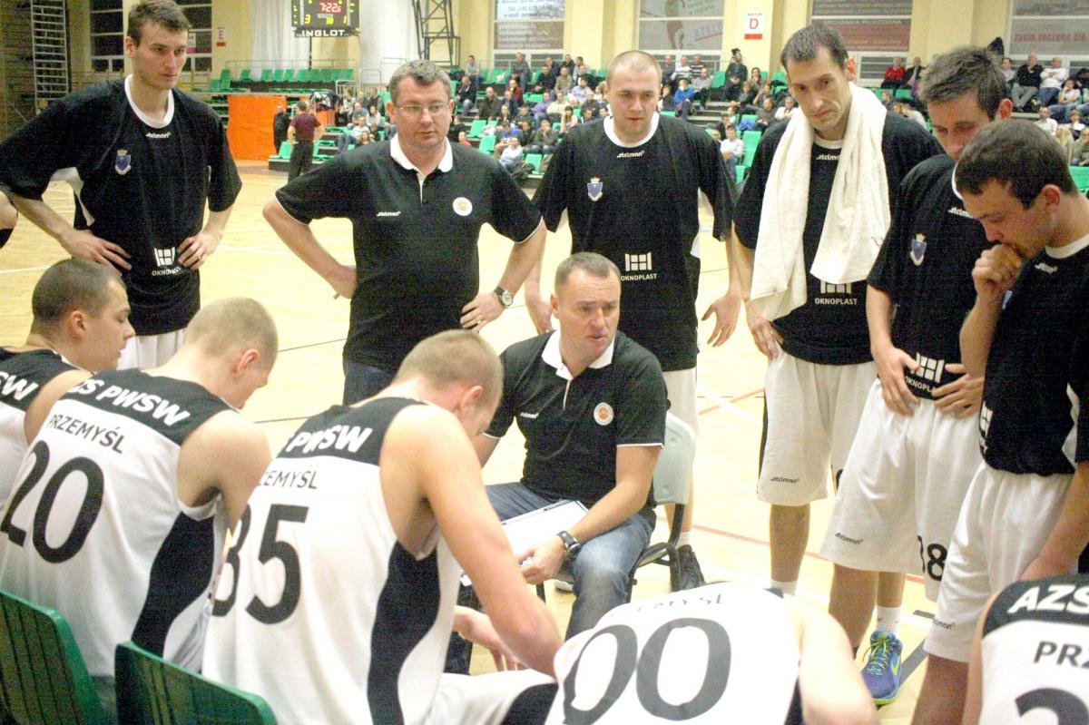 Przed trenerem Maciejem Milanem i jego podopiecznymi trudny czas, bo koniecznie trzeba coś zmienić, aby mieć szansę na grę w fazie play-off. Brak awansu do pierwszej „ósemki” będzie porażką w sezonie 2016 – 2017.<br/>fot.Kamil Krukiewicz