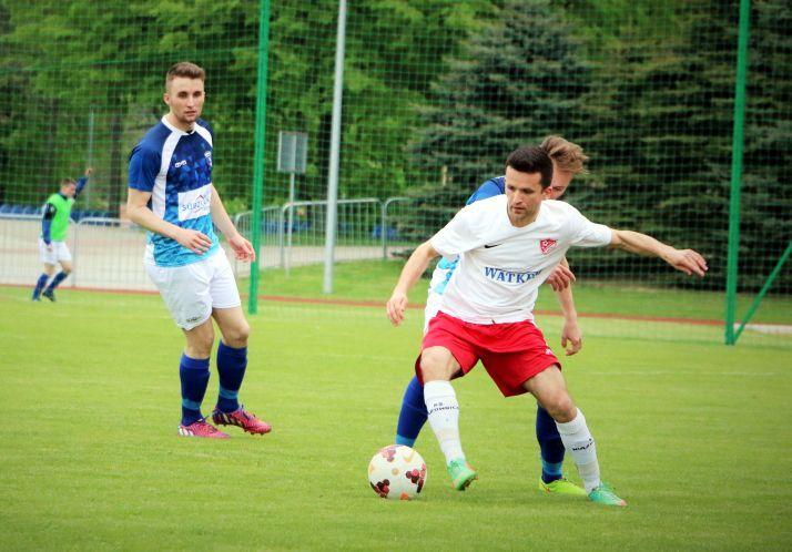 Marek Soczek (biała koszulka) był autorem drugiej bramki dla KS Wiązownica w meczu z Błękitnymi w Ropczycach.<br/>fot.Natalia Styś