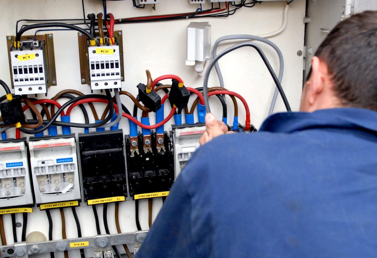 Ukraińcy nielegalnie zatrudnieni przez przemyską firmę wykonywali prace elektromonterskie.<br/>fot.zbiory własne