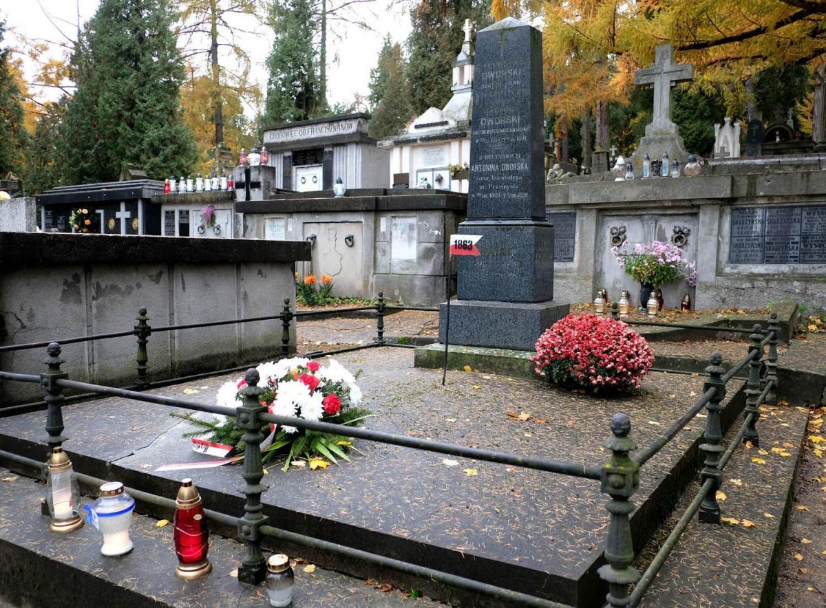 Podczas trzydniowej zbiórki w Przemyślu do puszek wolontariuszy wrzucono 30 357,92 zł. Będą przeznaczono na renowację grobu Aleksandra Dworskiego (na zdjęciu), wiceburmistrza i burmistrza Przemyśla oraz miejsca spoczynku Elusi i Józia. 