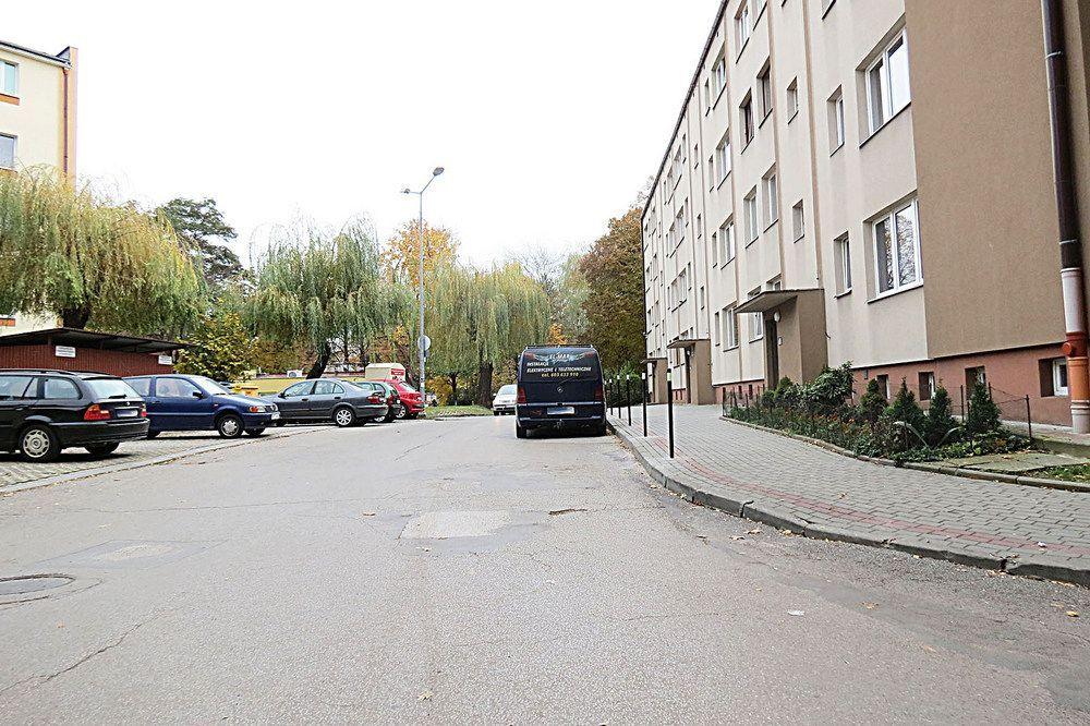W okolicach bloku nr 3 doszło już do kilkunastu stłuczek, przy nim jest wjazd na osiedle, na pływalnię oraz do urzędu skarbowego. <br/>fot.Barbara Chmura
