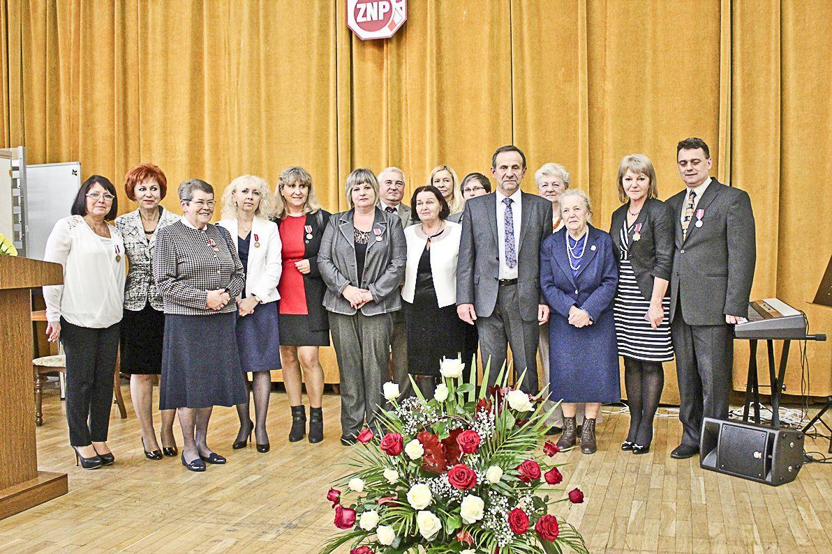 Uhonorowani nauczyciele. Organizatorem uroczystości był Zarząd Okręgu Podkarpackiego Związku Nauczycielstwa Polskiego.