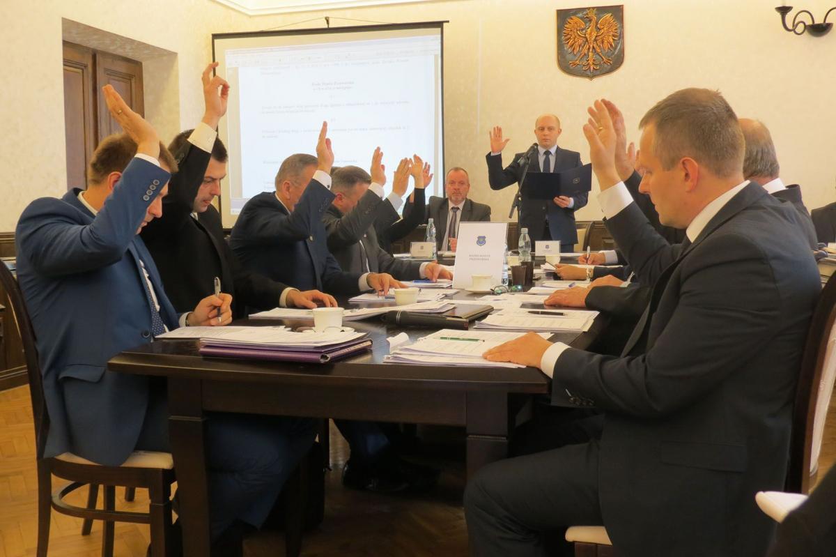Radni jednogłośnie podjęli uchwałę w sprawie określenia wysokości stawek podatku od nieruchomości.<br/>fot.Barbara Chmura