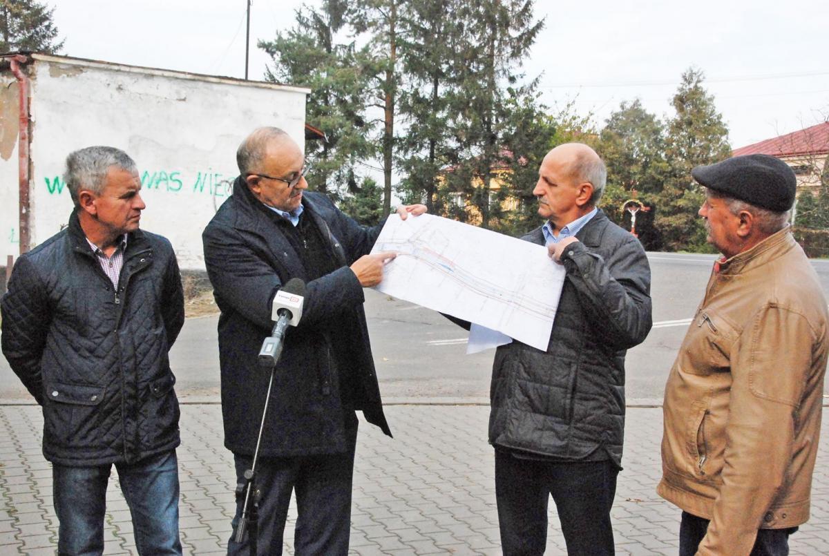 O rozpoczęciu prac przy skrzyżowaniu w Ostrowie informował we wtorek, 25 października, poseł Mieczysław Kasprzak (w środku po lewej). Towarzyszyli mu Bogusław Tkaczyk (w środku po prawej), radny powiatowy z ramienia PSL oraz były i obecny sołtys Ostrowa.<br/>fot.Roman Kijanka