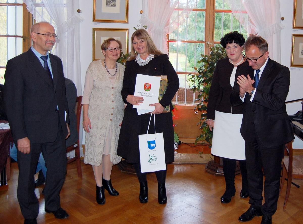 Grażyna Stojak (trzecia z prawej) z nagrodą XXXII Podlaskich Spotkań Literackich.<br/>fot.ze zbiorów własnych