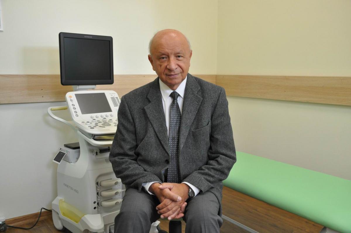 
Bogdan Chazan – lekarz ginekolog i położnik. Urodził się 27 października 1944 w Kościeniewiczach. W 1998 r. prezydent RP Aleksander Kwaśniewski przyznał mu tytuł naukowy profesora. W latach 2004 – 2014 był dyrektorem Szpitala Specjalistycznego Świętej Rodziny w Warszawie. Zwolniony po postępowaniu 