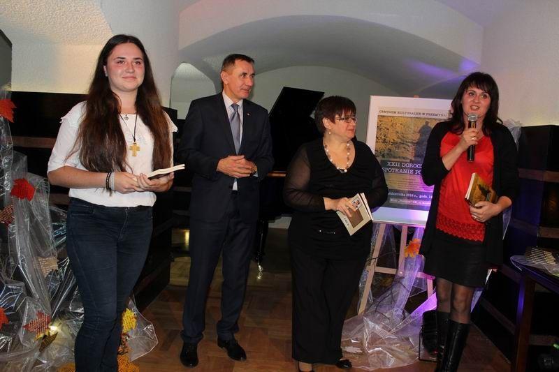 Agata Lalik z Woli Korzenieckiej poetycką pasją zaraziła córkę Małgorzatę (uczennicę II LO w Przemyślu). Na zdjęciu z prowadzącą spotkanie Jolantą Nowak i zastępcą dyrektora CK Januszem Zapotockim.<br/>fot.Dominik Misiak