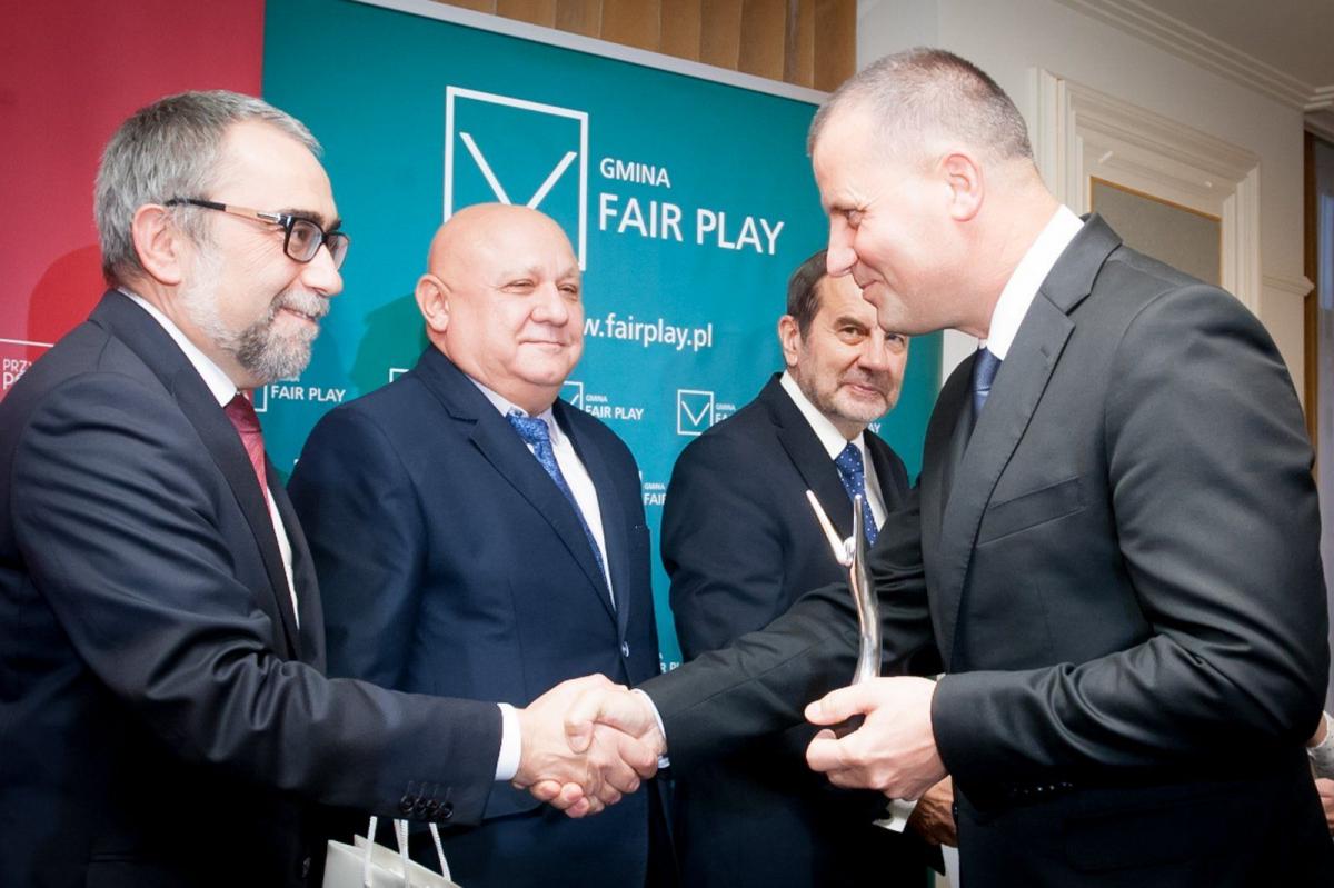Wójt gminy Tryńcza Ryszard Jędruch odebrał nagrodę główną w konkursie „Przyjazna Polska” w kategorii Gmina z Tradycją, nagrodę główną w Konkursie Gmina Fair Play 2016 oraz Diamentową Statuetkę „Gmina Fair Play”.<br/>fot.www.gmina.fairplay.pl