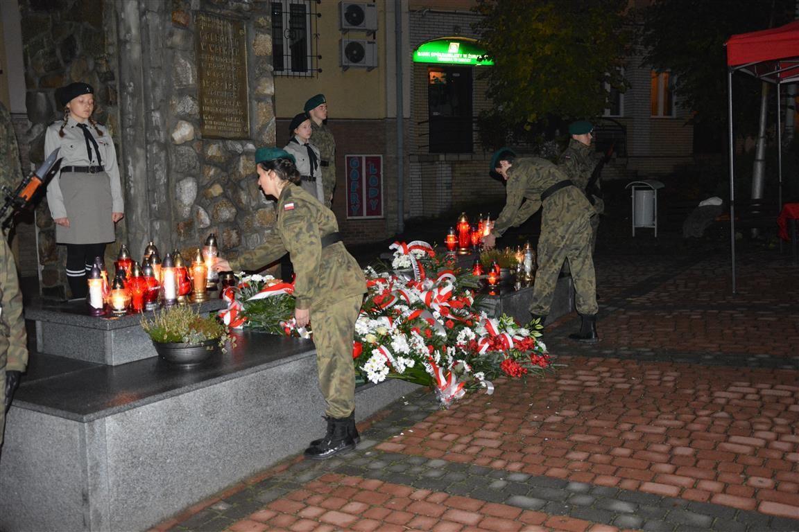 Przy pomniku w Rynku wystawiona została Wojskowa Asysta Honorowa Żołnierzy 5 BSP im. gen. bryg. Andrzeja Galicy w Przemyślu.<br/>fot.GOSKiT w Birczy