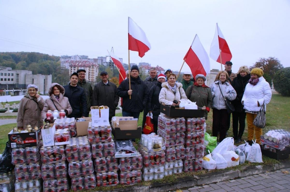 Setki zebranych od darczyńców zniczy zawieziono do Lwowa już 16 października br. Przekazano je opiekunom Cmentarza Obrońców Lwowa.<br/>fot.Stanisław Szarzyński