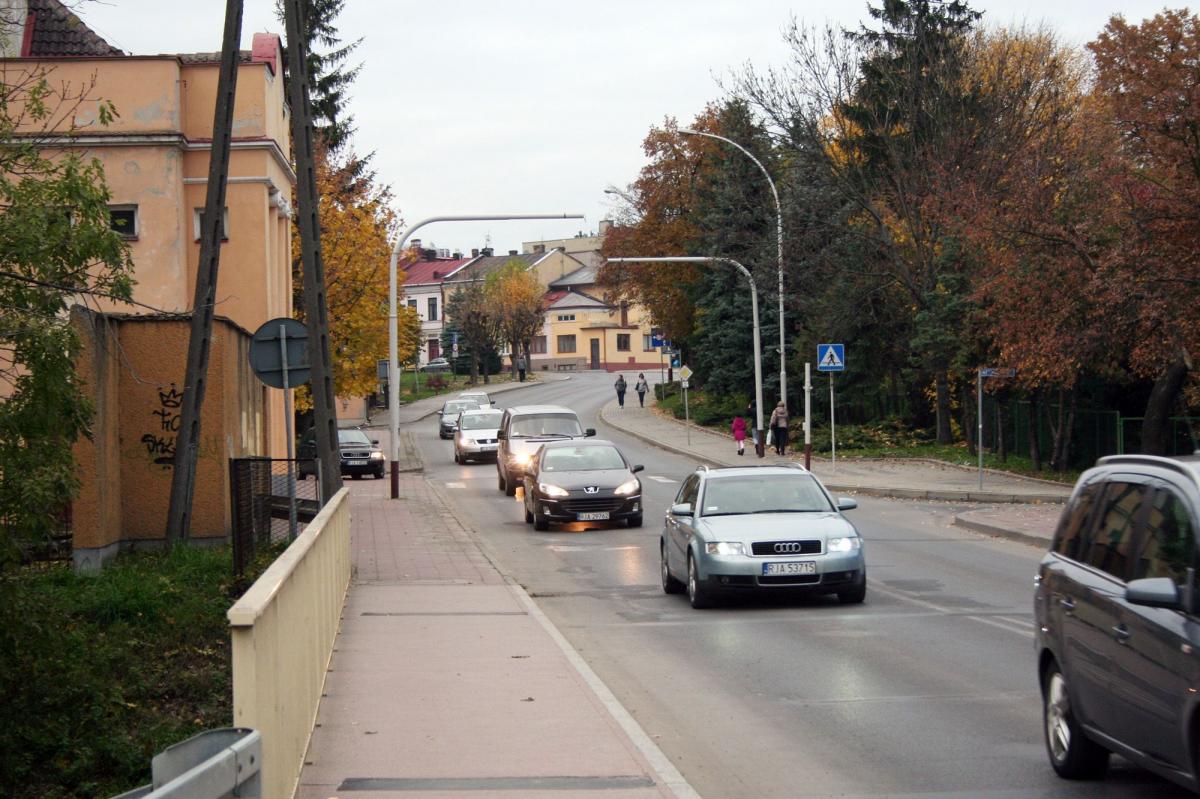Przez wiele lat na chodniku obok MOK-u i byłej szkoły przy ulicy Lwowskiej w Radymnie były słupki bezpieczeństwa i sygnalizacja świetlna. Niedawno zostały zdemontowane.<br/>fot.ze zbiorów własnych