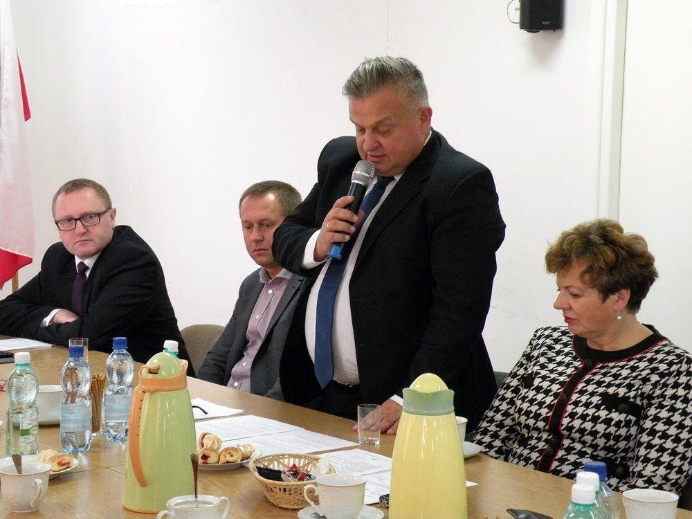 Wicemarszałek Stanisław Kruczek odniósł się do niektórych kwestii poruszanych przez samorządowców. <br/>fot.Iwona Buczko 