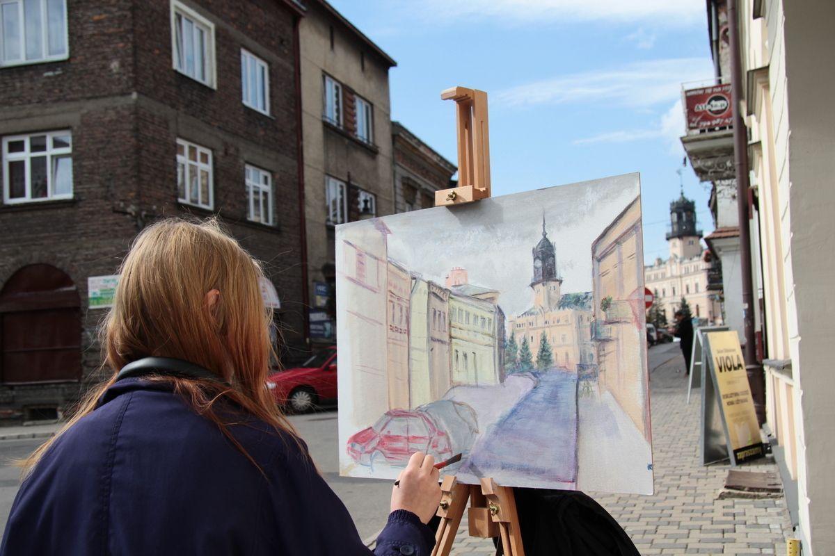 Jarosławska starówka jest często utrwalana przez uczniów miejscowego plastyka. <br/>fot.Roman Kijanka