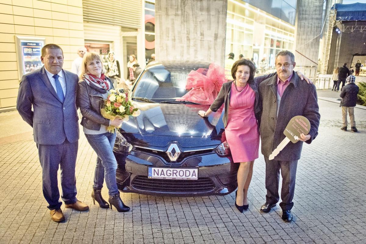 Główna nagroda wielkiej urodzinowej loterii – samochód renault fluence – trafiła do pana Mieczysława Siary z Przemyśla (pierwszy z prawej). Symboliczne kluczyki do auta wręczyła prezes P.A. Nova z Gliwic Ewa Bobkowska (druga z prawej). Obok małżonka pana Mieczysława i dyrektor przemyskiej galerii Ma