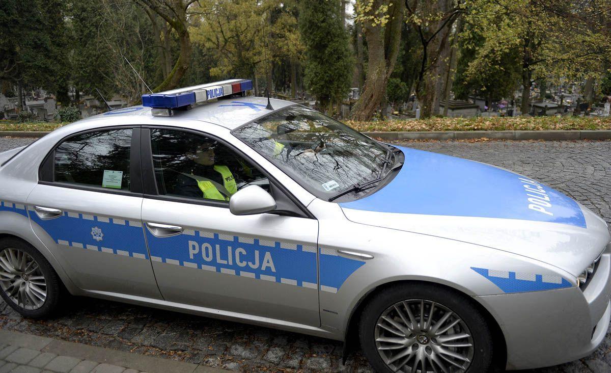 Policjanci apelują do kierowców i pieszych o bezwzględne stosowanie się do ich poleceń oraz zdwojoną uwagę w drodze na cmentarze<br/>fot.zbiory własne