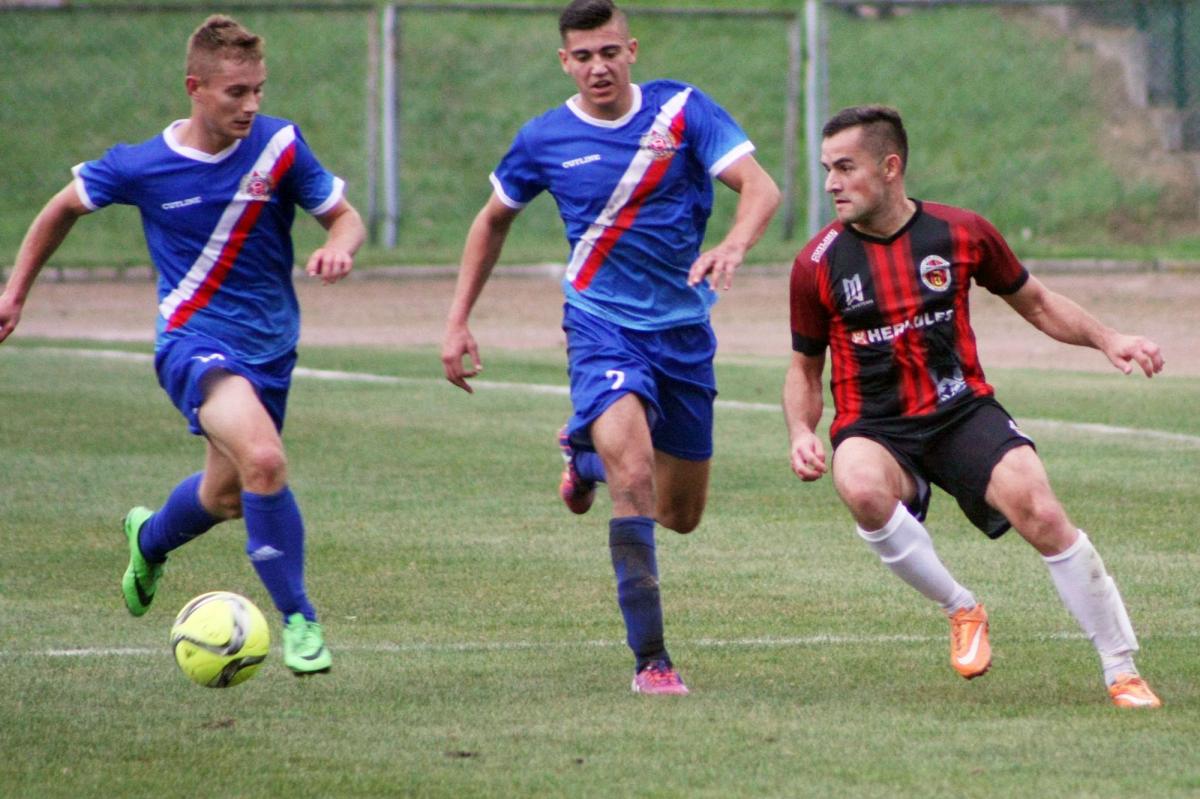 Mateusz Kocur (z prawej) od początku rozgrywek imponuje bardzo wysoką formą. W meczu z Izolatorem miał udział przy trzech bramkach.<br/>fot.Kamil Krukiewicz