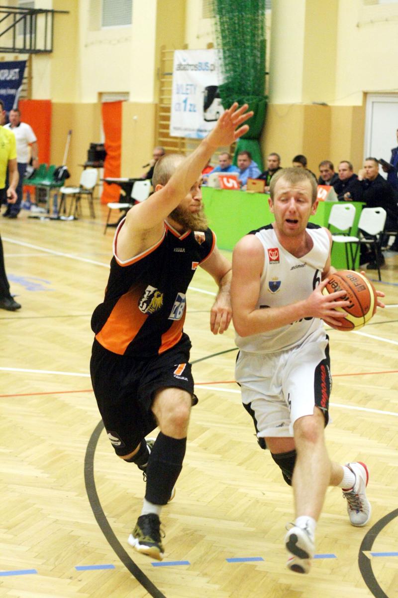 Michał Kindlik (z piłką) w meczu w Rybniku nie zdobył ani jednego punktu, w meczu w Gliwicach dwa.<br/>fot.Kamil Krukiewicz