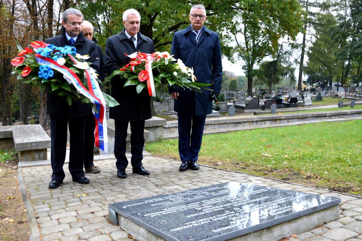Słoweński ambasador w Polsce Robert Krmelj (pierwszy z lewej) wraz z prezydentem Przemyśla Robertem Chomą i posłem Markiem Rząsą złożyli okolicznościowe wiązanki kwiatów na kwaterze cmentarza żołnierzy austro-węgierskich.<br/>fot.UM Przemyśl