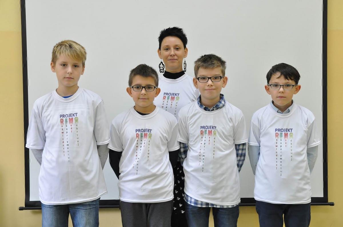 Aneta Jabłońska oraz uczniowie Szymon Jabłoński, Szymon Baryła, Damian Ożga i Karol Kawa. <br/>fot.Paweł Bugira