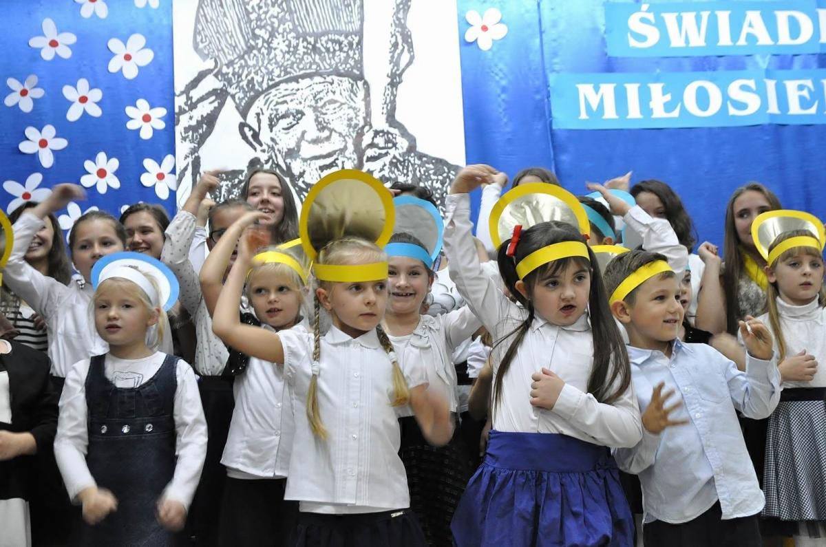 Przed publicznością wystąpili młodsi i starsi uczniowie oraz absolwenci szkoły.<br/>fot.Paweł Bugira