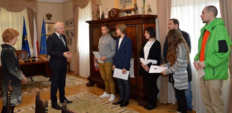 Oficjalne wręczenie stypendiów czwórce laureatów miało miejsce we wtorek, 18 bm., w przemyskim urzędzie miasta. <br/>fot.UM Przemyśl