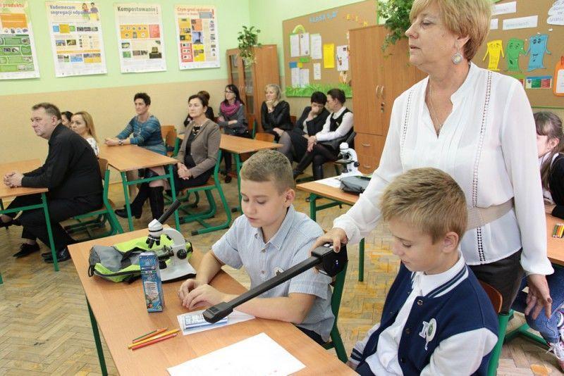 18 października nowy sprzęt przeszedł pierwszy test. Podczas lekcji pokazowej pracowała na nim licząca 12 osób szkolna grupa pasjonatów przyrody. <br/>fot.UM Jarosław