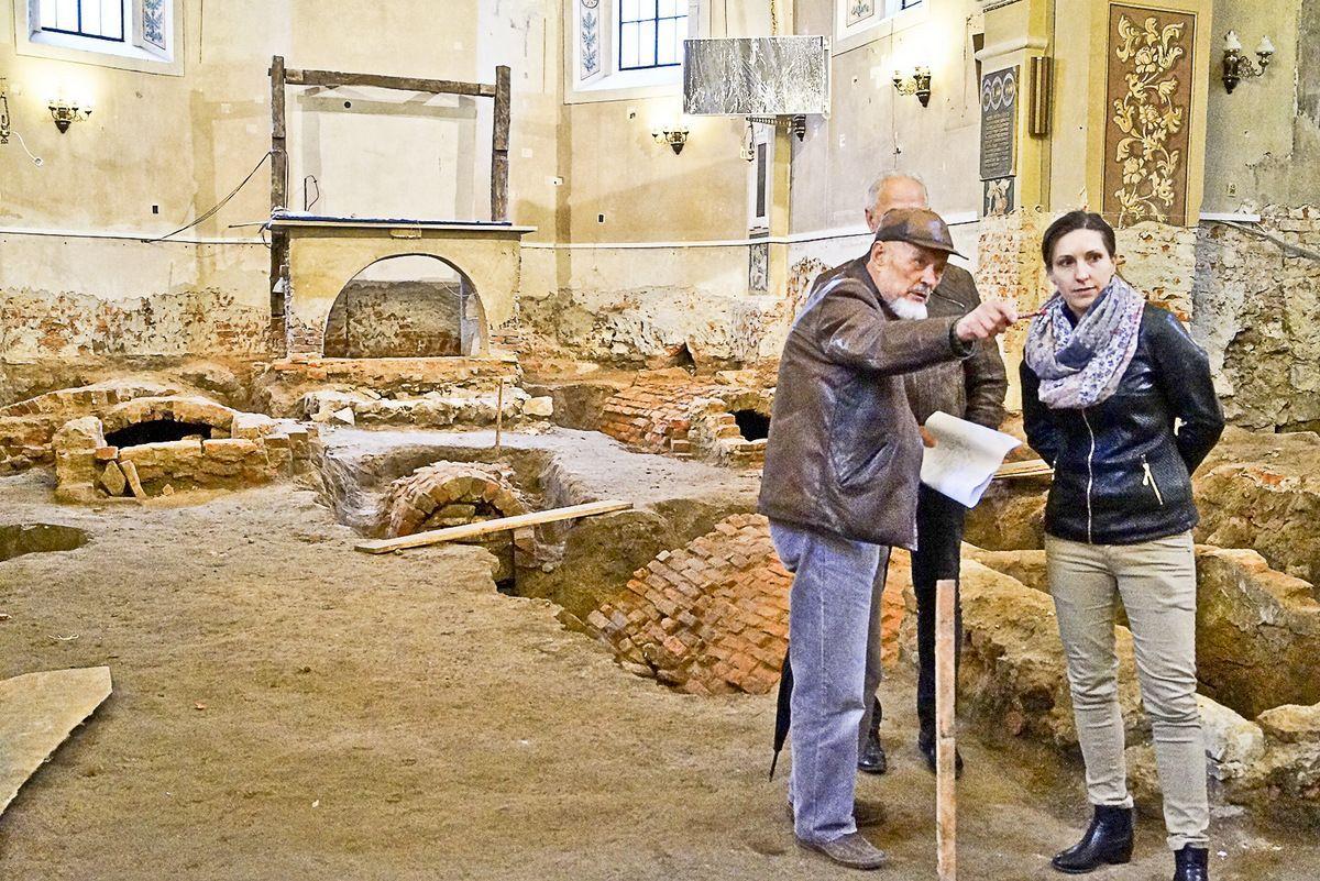 Opisaniem odkrytych krypt zajmuje się zespół pod kierunkiem archeolog Sabiny Stempniak.