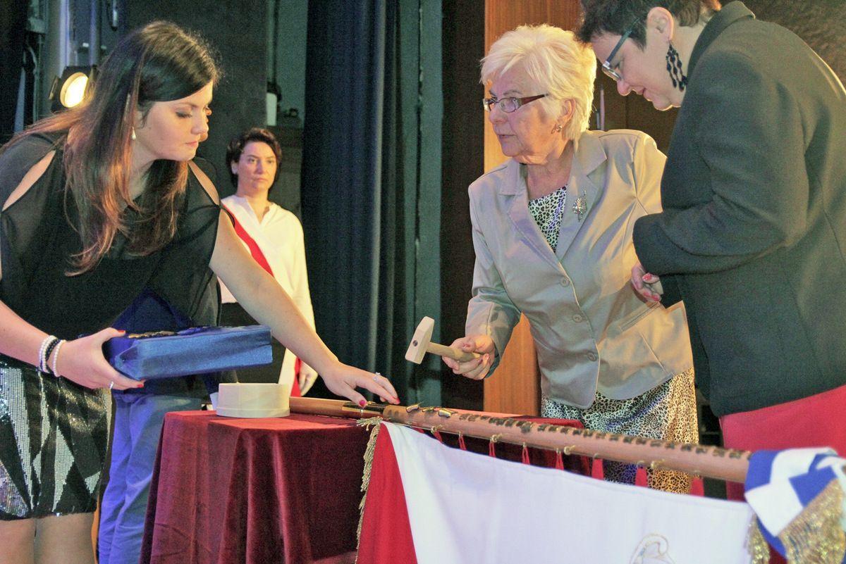 Zasłużonych członków koła Polskiego Związku Niewidomych w Jarosławiu uhonorowano pamiątkowym gwoździem na drzewcu sztandaru.<br/>fot.Roman Kijanka