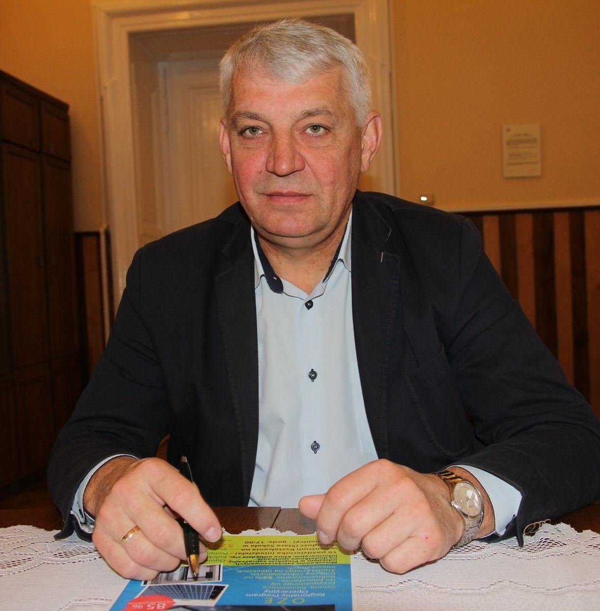 Wójt gminy Roźwienica Tomasz Kotliński zapewnia, że udział w programie jest ekonomicznie opłacalny i warto złożyć deklarację.<br/>fot.Roman Kijanka