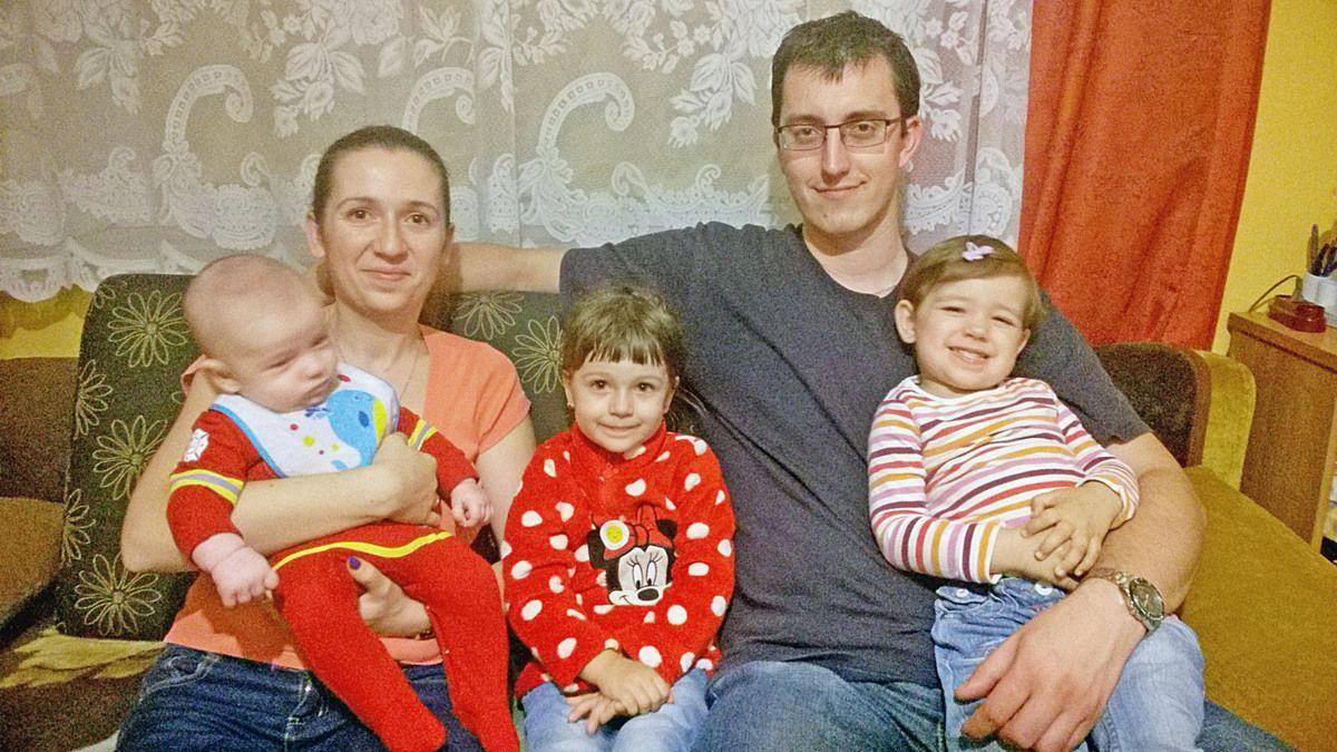 Pani Dominika Kiszka otrzymuje kosiniakowe na synka Adasia, który urodził się w lipcu br. Wspólnie z mężem Robertem małżeństwo wychowuje jeszcze dwuletnią Kasię oraz 3,5-letnią Basię.<br/>fot.Barbara Chmura