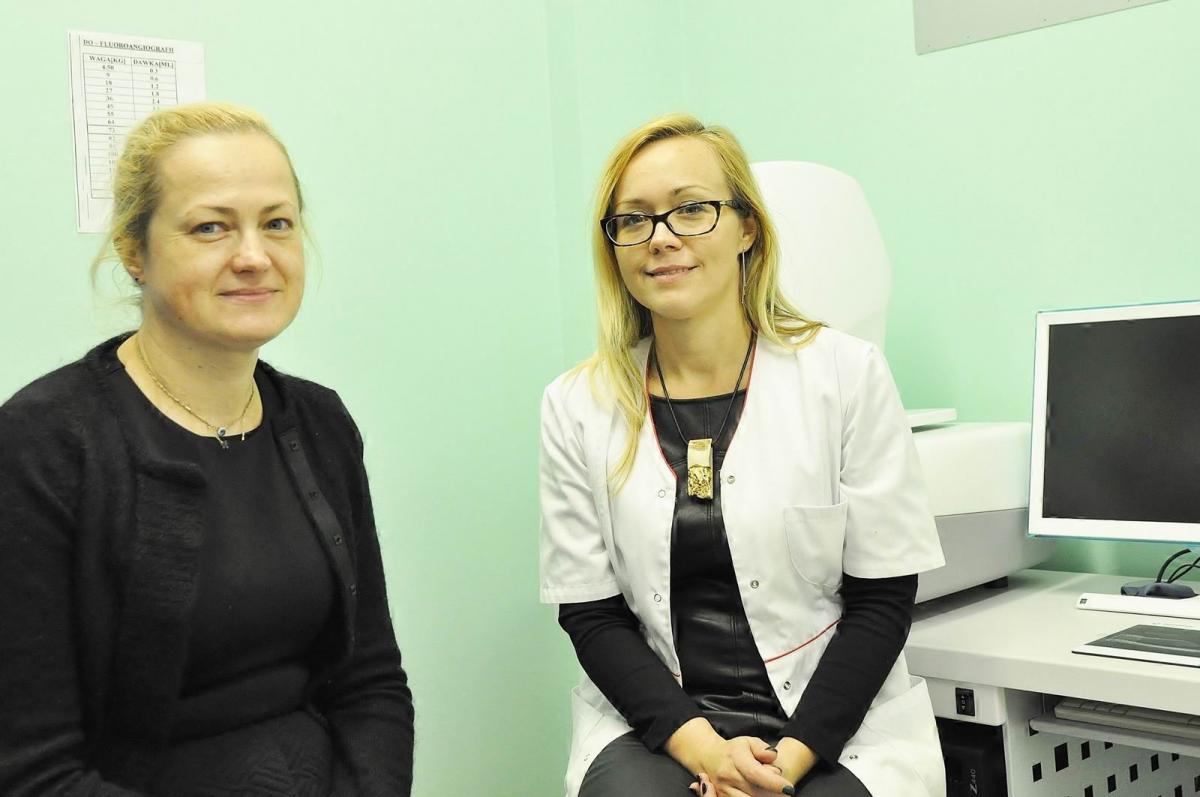 Dr n. med. Małgorzata Pietraś-Trzpiel (z prawej) z Kliniki Okulistyki Ogólnej w Lublinie będzie wykonywać witrektomię w Przemyślu dwa razy w miesiącu. Obok Ewa Teresińska, kierownik oddziału okulistyki w szpitalu wojewódzkim.<br/>fot.Paweł Bugira