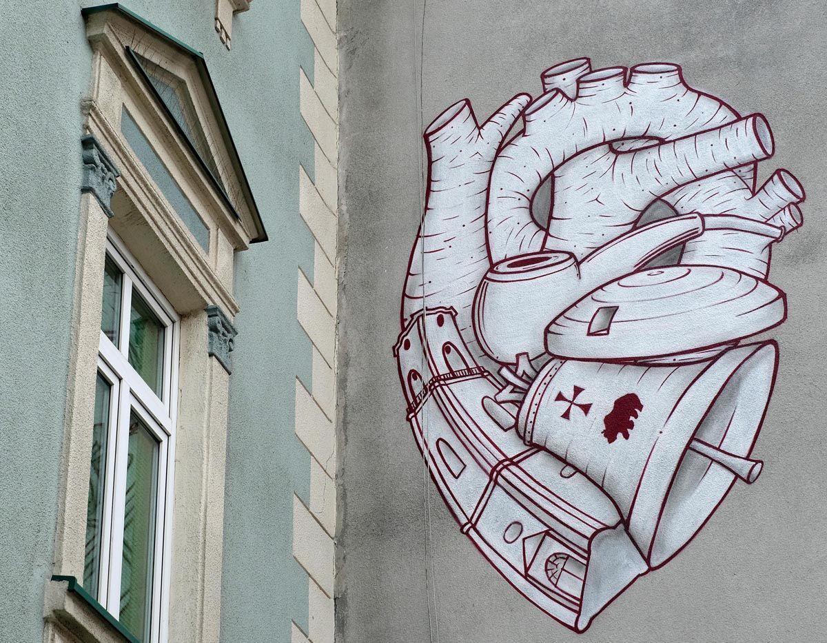 Mural powstał na ścianie szczytowej kamienicy przy ul. Mickiewicza 17 w sąsiedztwie Poczty Polskiej.<br/>fot.zbiory własne