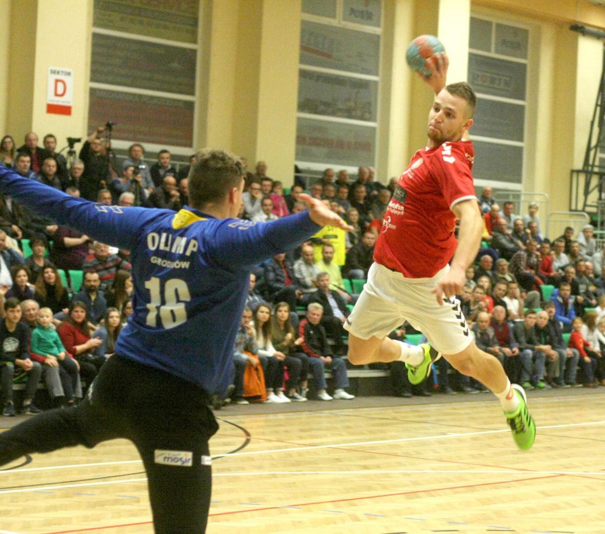 Paweł Puszkarski (rzuca) zagrał tylko 30 minut, ale zdążył w tym czasie czterokrotnie pokonać bramkarza Olimpu Grodków.<br/>fot.Kamil Krukiewicz