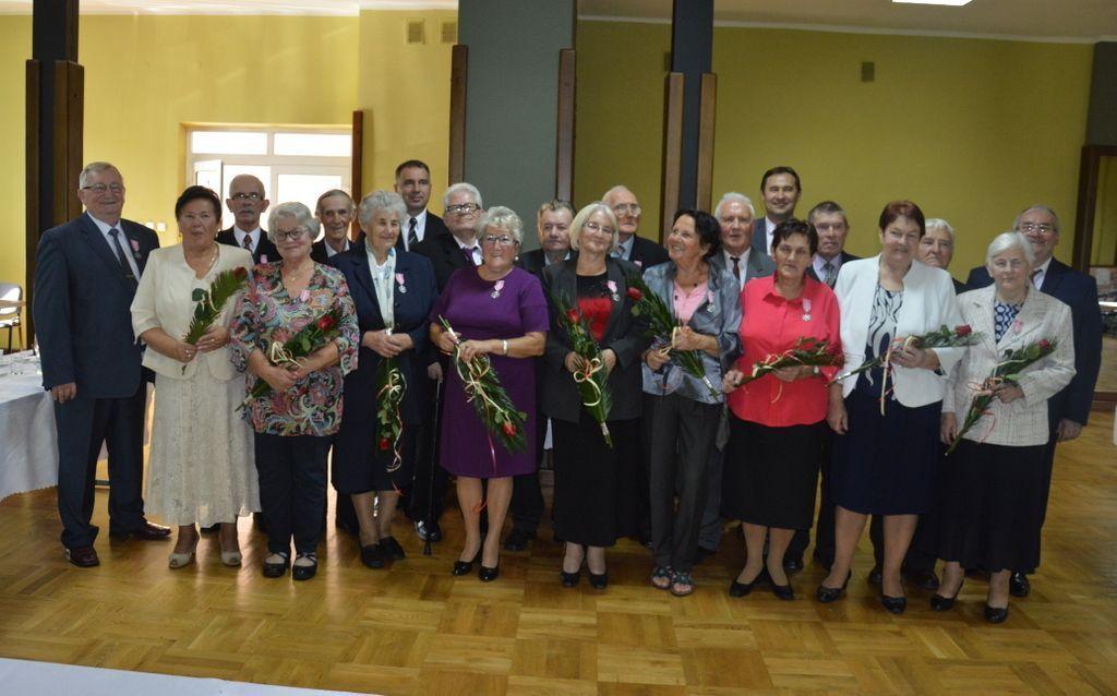 Szacowni Jubilaci z Radymna i gminy Radymno na wspólnym zdjęciu.<br/>fot.UG Radymno