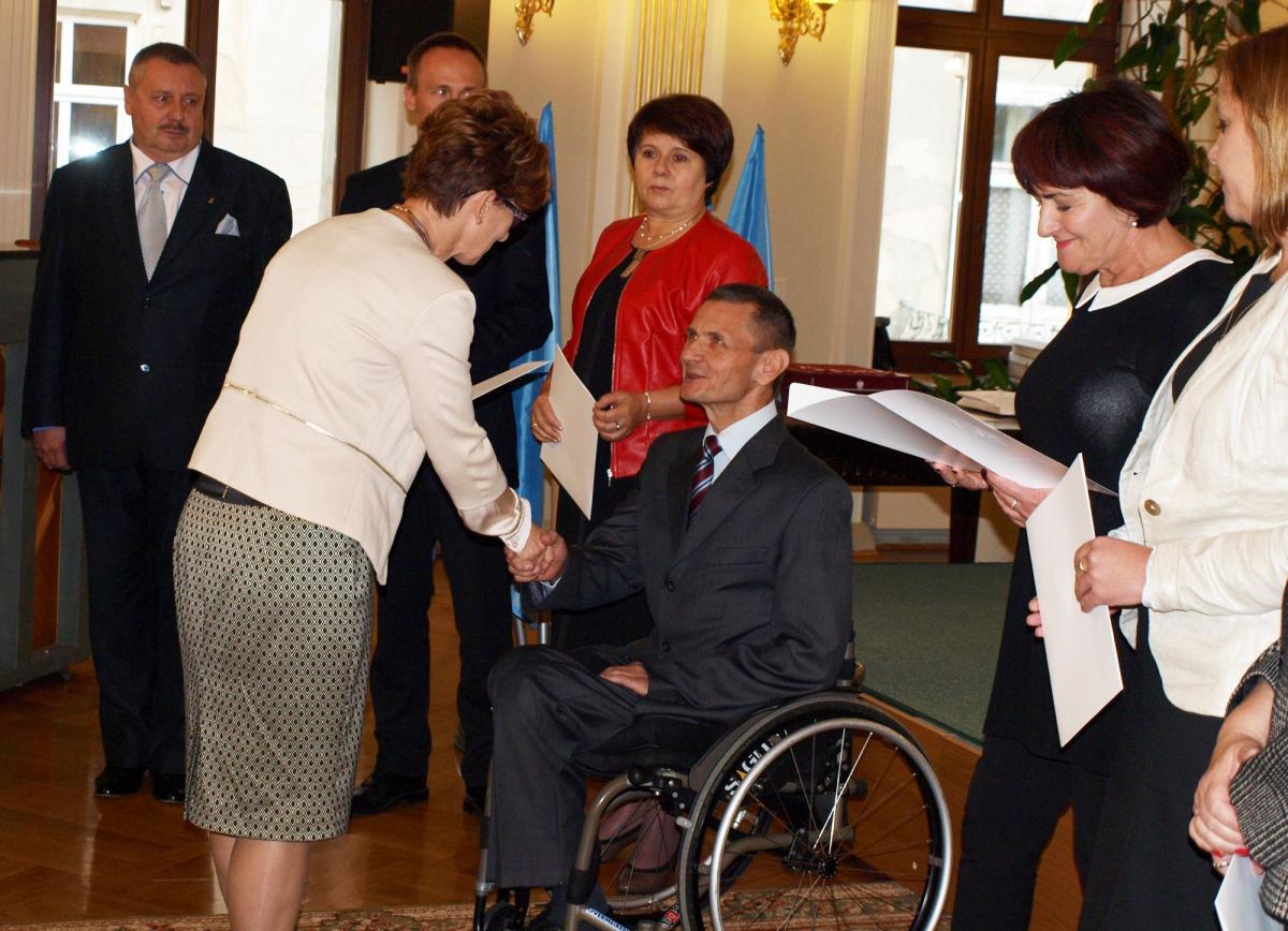 Medale i nagrody nauczycielom wręczała Podkarpacki Kurator Oświaty Małgorzata Rauch.<br/>fot.Mariusz Godos