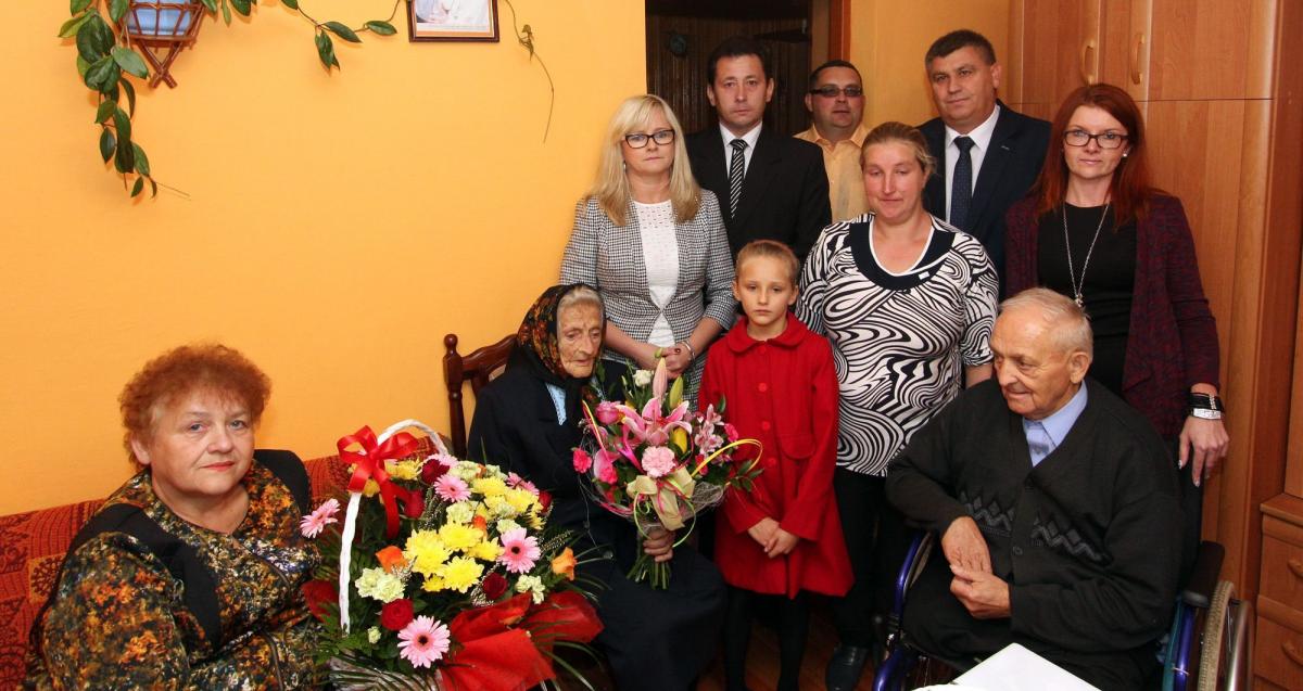 Pani Władysława (druga z lewej) w otoczeniu najbliższych i władz gminy.<br/>fot.UG Laszki