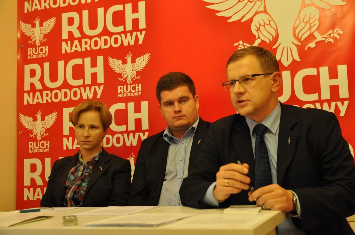 – Przemyśl jest wolny od nienawiści w stosunku do cudzoziemców – uważają działacze Ruchu Narodowego. Od prawej: Marek Kulpa – prezes Ruchu Narodowego Regionu Podkarpackiego, Tomasz Hadała – zastępca przewodniczącego przemyskiego koła RN oraz Ewa Karlik – sekretarz przemyskiego koła RN.<br/>fot.Paweł