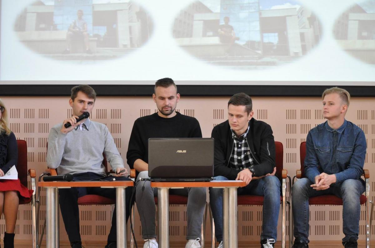 Kamil, Viktor, Jewhen i Stanisław to studenci kierunku mechatronika. Przebywali na wymianie w węgierskim Miszkolcu.<br/>fot.Paweł Bugira