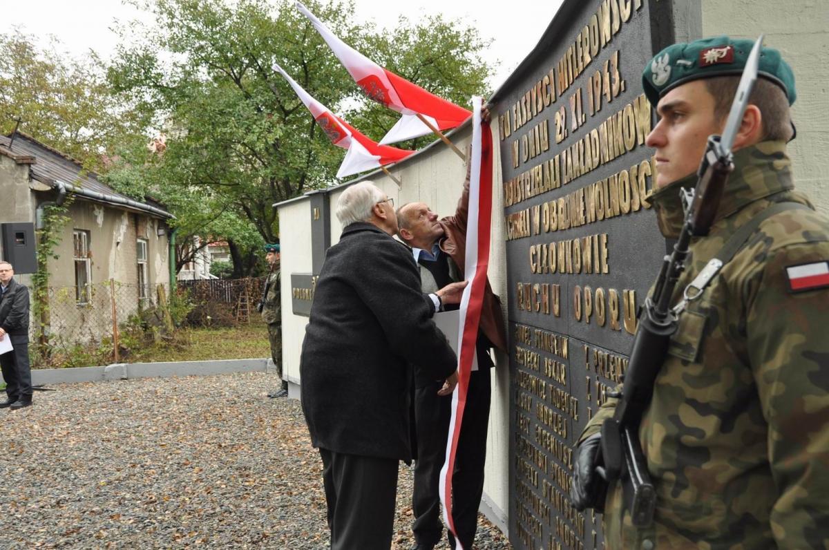 Pomnik odsłaniają: Janusz Galiczyński i Ryszard Paczkowski – syn jednego z zamordowanych.<br/>fot.Paweł Bugira