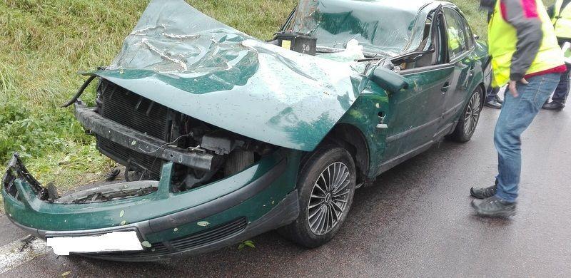 Tak wyglądał volgswagen po bliskim spotkaniu z sarnami.<br/>fot.KPP Brzozów