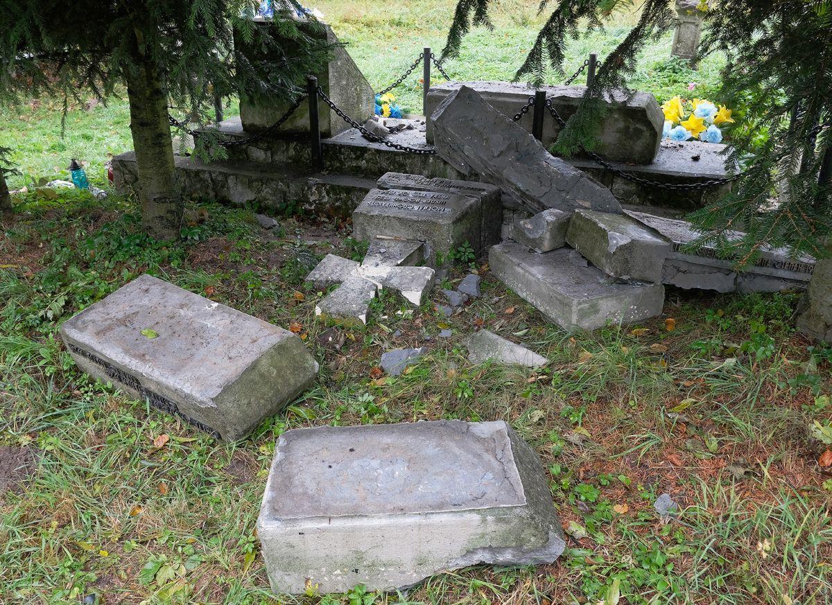 Zniszczony pomnik UPA na cmentarzu w Werchracie w powiecie lubaczowskim.<br/>fot.zbiory własne