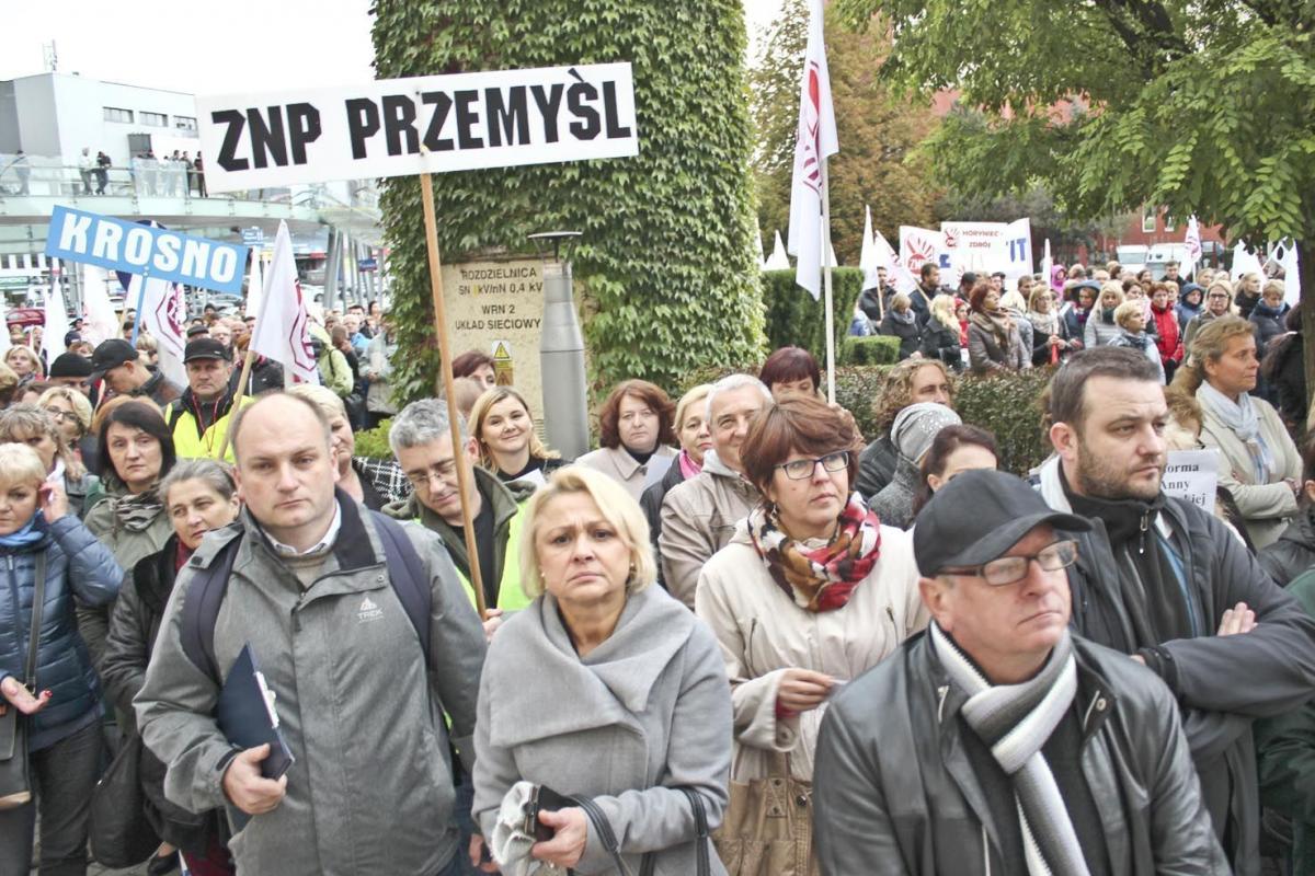 Delegacja przemyskich związkowców na pikiecie w Rzeszowie.