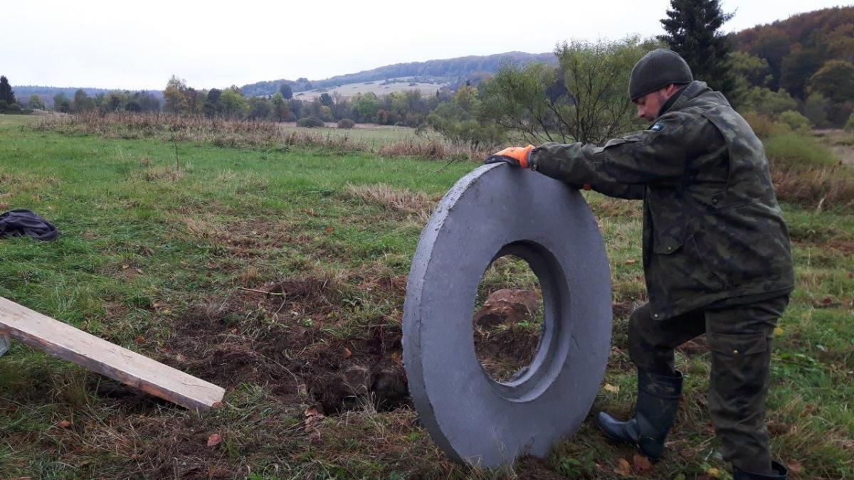 Leśnicy zabezpieczają otwory starych studni, które znajdują się na terenie nieistniejących wsi m.i. na obszarze Pogórza Przemyskiego.<br/>fot.Paweł Grodziński