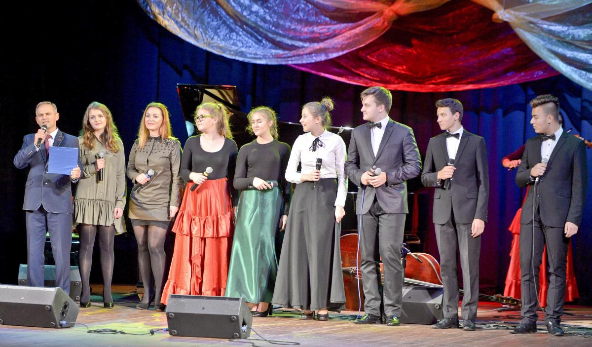 W trakcie piątkowego koncertu wystąpiły: Małgorzata Boć i Patrycja Chmiel – finalistki telewizyjnego show „Aplauz, aplauz” oraz zespół „Szarotki”.<br/>fot.zbiory własne